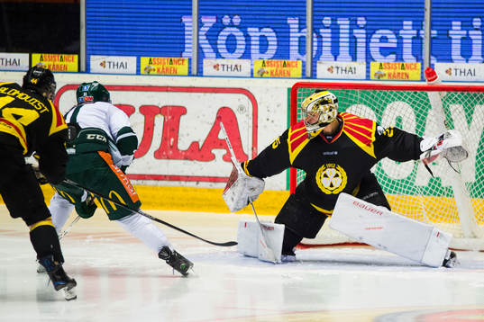 Brynäs målvakt Jonas Johansson räddar skott från