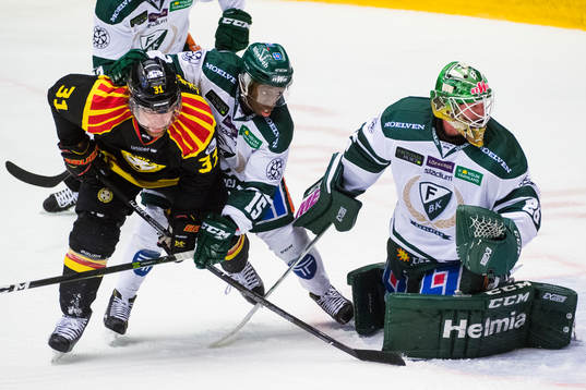 Brynäs Jonathan Granström oroar framför  Färjestads