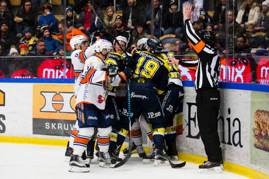 s Anton Bengtsson tacklade Växjös Nick Bailen (ej i bild)