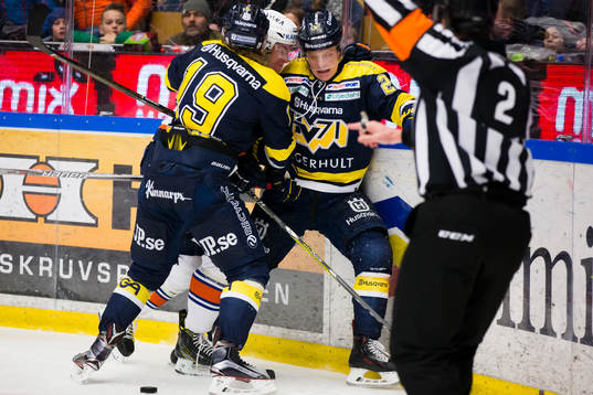 s Anton Bengtsson tacklade Växjös Nick Bailen (ej i bild)