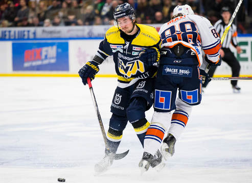 s Adam Almquist tacklar Växjös Adam Brodecki