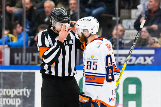 Domaren Aleksi Rantala i diskussion med Växjös Liam Reddox
