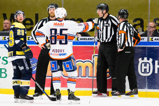 s Chris Abbott och Växjös Liam Reddox framme hos domarna