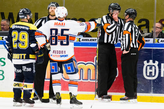 s Chris Abbott och Växjös Liam Reddox framme hos domarna