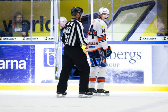 Växjös Emil Pettersson missnöjd med en utvisning