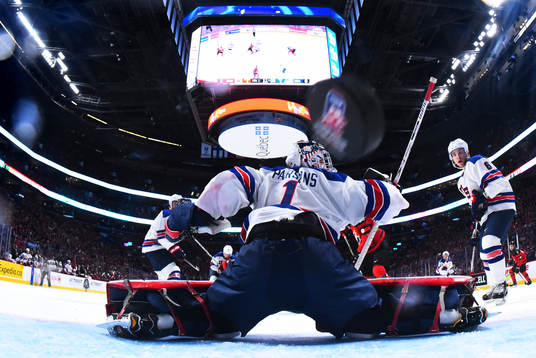 s målvakt Tyler Parsons släpper in 0-2 från Kanadas