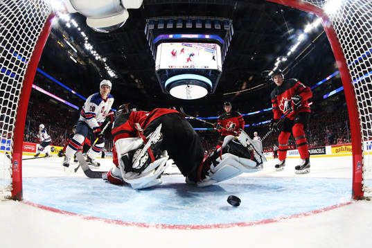 s Jack Roslovic ser 3-4-pucken gå in bakom Kanadas