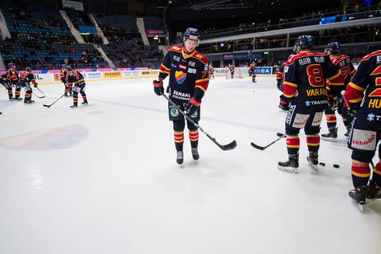 Djurgårdens Adam Ollas Mattsson värmer upp