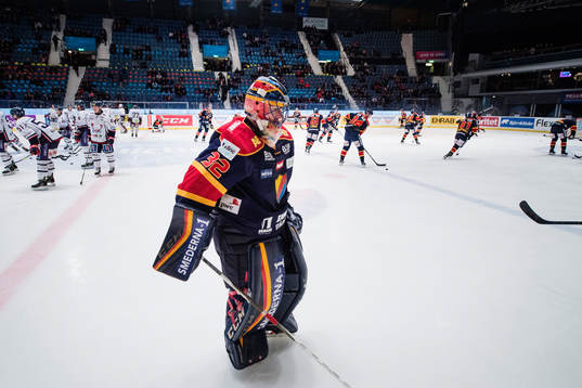 Djurgårdens målvakt Mikael Tellqvist värmer upp
