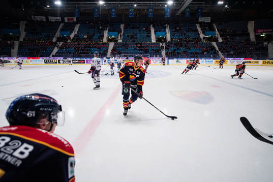 Djurgårdens Emil Johansson värmer upp