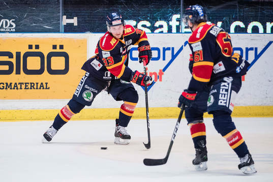 Djurgårdens Linus Hultström med en pass från Markus