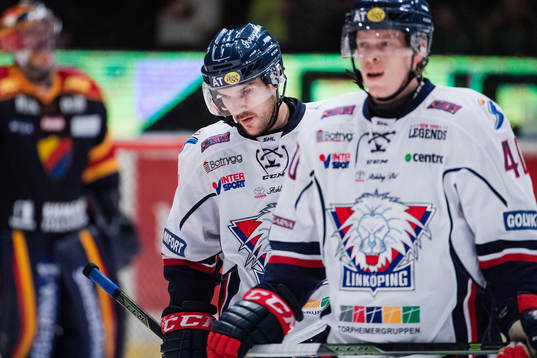 Linköpings Garret Roe (tv) åker av isen