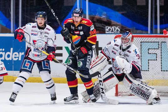 Djurgårdens Daniel Brodin framför Linköpings Kristian