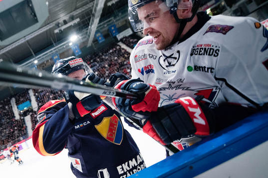 Djurgårdens Marcus Högström med en tackling på