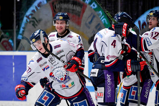 Linköpings Henrik Törnqvist jublar med lagkamrater