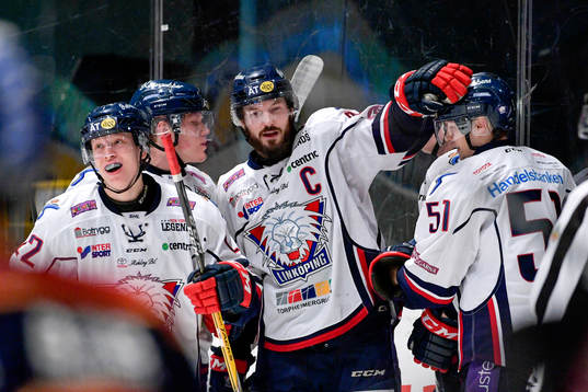 Linköpings Emil Sylvegård jublar med lagkamrater