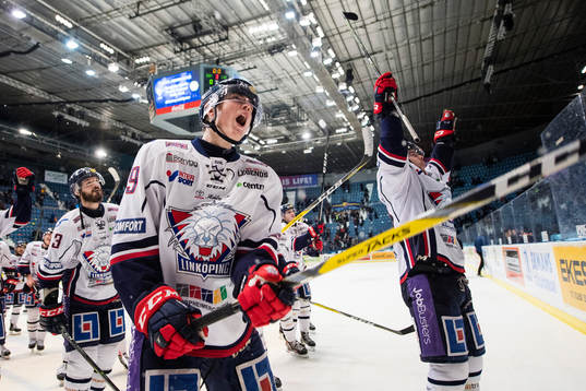 Linköpings spelare med Petter Hansson närmst jublar