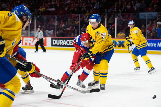 Rysslands Kirill Urakov stoppas av Sveriges Jonathan Dahlén