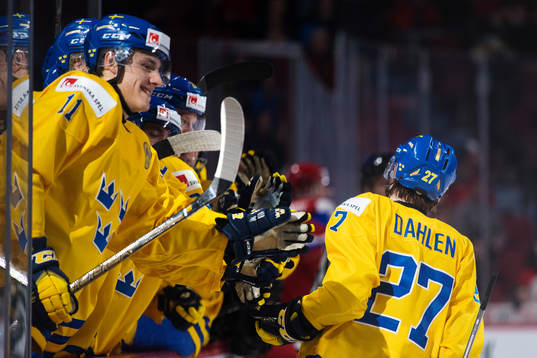 Sveriges Jonathan Dahlén (t h) jublar med lagkamrater