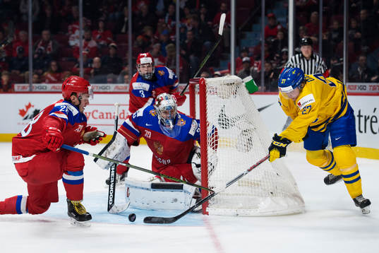 Rysslands Yegor Rykov och målvakt Ilya Samsonov utmanas av