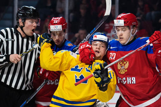 Rysslands Kirill Belyayev håller tag om Sveriges Rasmus