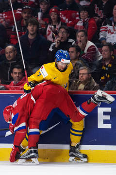 Rysslands Kirill Urakov blir tacklad av Sveriges Oliver