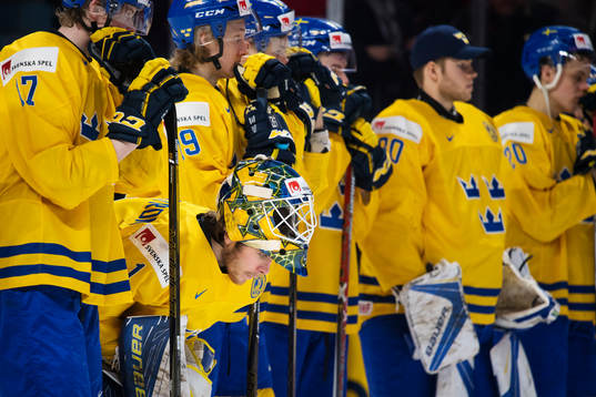 Sveriges spelare med målvakten Felix Sandström deppar