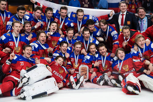Rysslands spelare och ledare jublar och