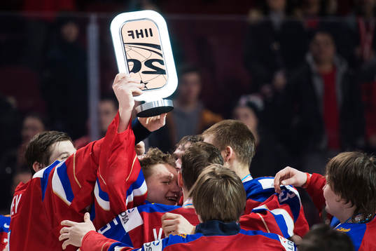Rysslands spelare jublar med bronspokalen