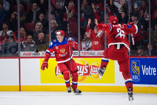 Rysslands Denis Guryanov och Mikhail Sergachyov jublar