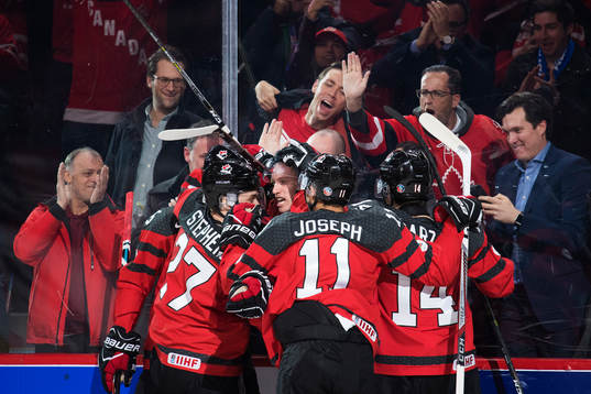 Kanadas Thomas Chabot jublar med lagkamrater