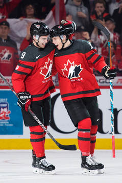Kanadas Dillon Dube och Jeremy Lauzon jublar