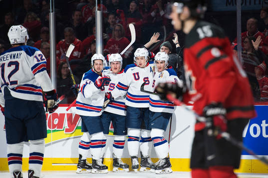 s Charlie McAvoy jublar med lagkamrater