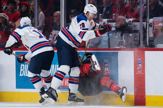 s Tage Thompson tacklar Kanadas Anthony Cirelli