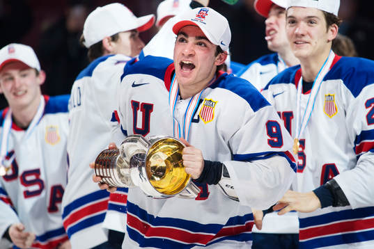 s Luke Kunin jublar med guldpokalen
