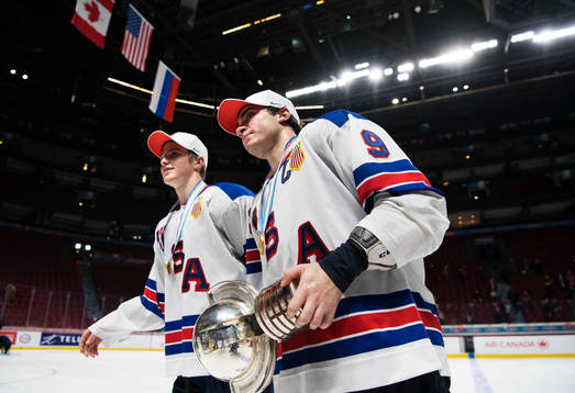 s Troy Terry och Luke Kunin med guldpokalen