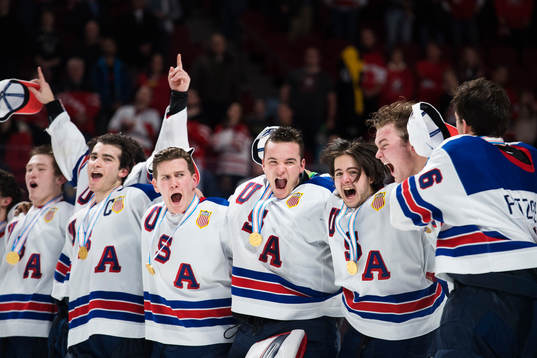 s spelare med målvakten Tyler Parsons jublar
