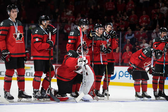 Kanadas spelare med målvakt Carter Hart och Dylan Strome