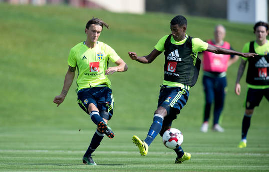 Sveriges Kristoffer Olsson och Alexander Isak