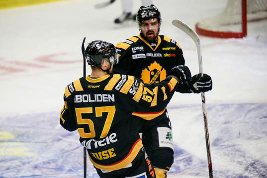 Skellefteås Emil Djuse  och Axel Holmström  jublar