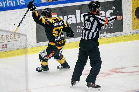 Skellefteås Emil Djuse  jublar