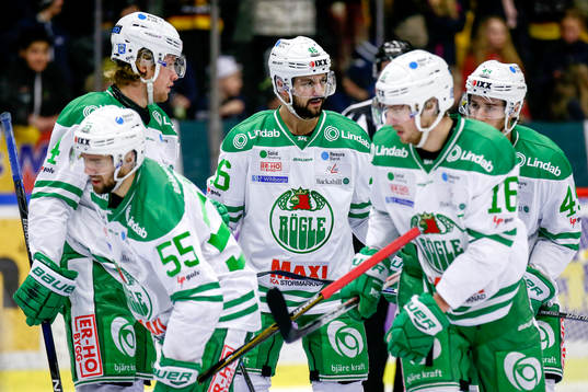 Rögles Kevin Marshall jublar med lagkamrater