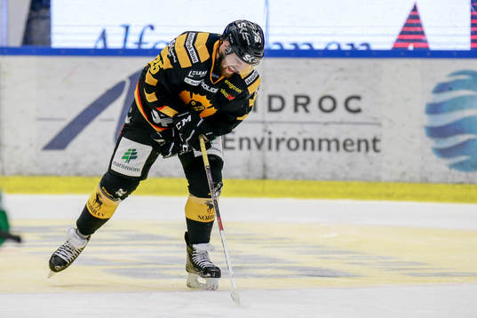 Skellefteås Axel Holmström grinar illa