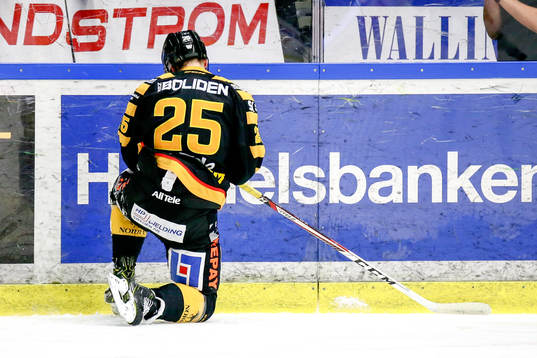 Skellefteås Axel Holmström blir skadad
