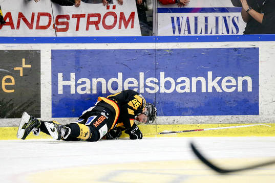 Skellefteås Axel Holmström blir liggande