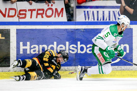 Skellefteås Axel Holmström blir liggande