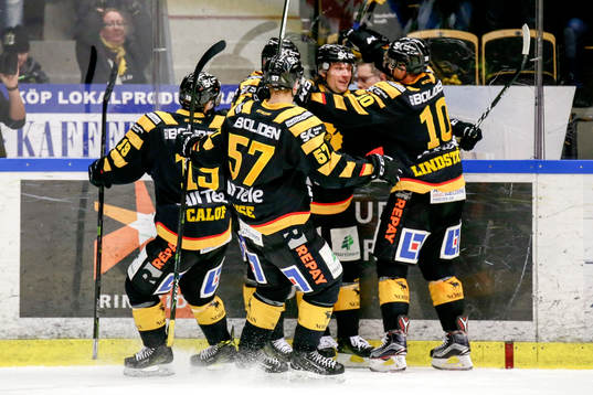 Skellefteås Jesper Olofsson jublar med lagkamrater