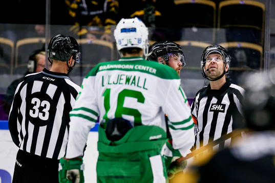 Domarna Johan Gossas och Patrik Sjöberg  samtalar med