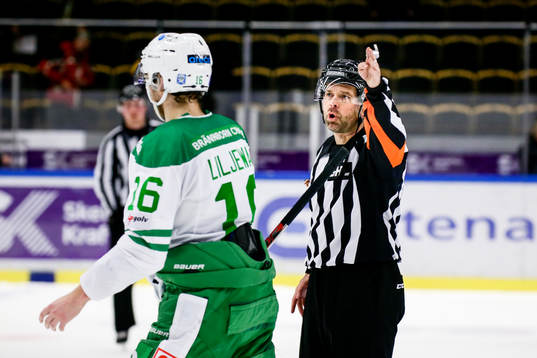 Rögles Christopher Liljewall och Domare Patrik Sjöberg