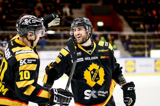 Skellefteås Bud Holloway och Joakim Lindström jublar